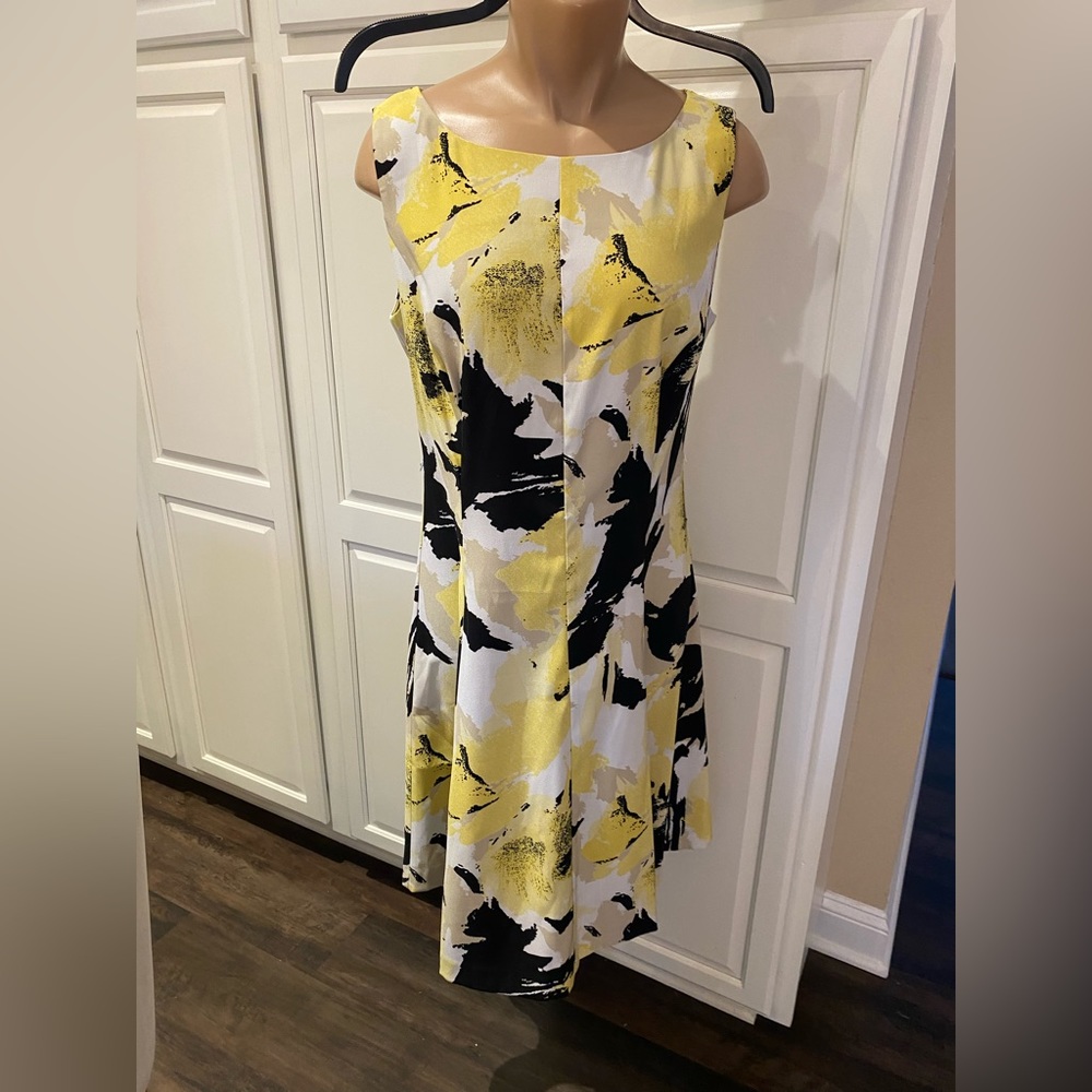 Sleeveless dress. Jessica Howard